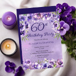 Elegante Lila Violetten Blumenzwiebeln 60. Geburts Einladung<br><div class="desc">Elegantes lila Veilchendesign "60. Geburtstagsparty" mit einem Blumenmuster-Ober- und Unterteil an Veilchen auf einem gereizten violetten und weißen Sternenhimmel.</div>