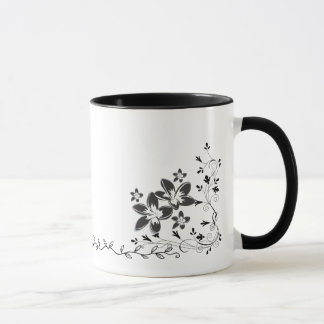 Elegante Linienkunst-Schmetterling und florale Umr Tasse