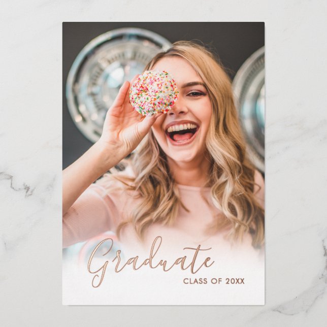 Elegante Luxe Foto Rose Goldene Graduate Folieneinladung (Vorderseite)