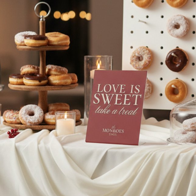 Elegante Luxus Rote Liebe ist Sweet Wedding Desser Sockelschild (Add charm to your dessert or favor table with this Old Money Bold Red "Love is Sweet" sign!)