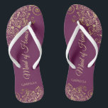 Elegante Magenta & Gold Lacy Trauzeugin Hochzeit Flip Flops<br><div class="desc">Diese wunderschönen Hochzeitskippen sind eine großartige Möglichkeit, Ihre Trauzeugin zu danken und zu erkennen, während sie gleichzeitig ihre Füße rette. Das elegante Design mit goldfarbenen, lackierten Frills auf einem lila, magentafarbenen Hintergrund und extravaganten goldfarbenen Schriftzeichen. Der Test liest Trauzeugin mit ihrem Namen unten. Ein guter Weg, ihr zu danken, dass...</div>