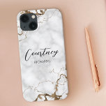 Elegante Marmorklammern Imitate Gold Glitzer Monog Case-Mate iPhone Hülle<br><div class="desc">Elegantes iPhone 13 Gehäuse mit Marmor und Imitaten goldener Glitzer Hintergrund und moderne Kalligraphie Schriftart für Ihren Namen oder Initialen. Die Handy-Abdeckung enthält Platz, um Ihren Namen oder Monogramm hinzuzufügen, können Sie sogar Ihr Logo hinzufügen, wenn Sie dieses Gehäuse für Ihr Unternehmen verwenden. Dieses moderne Marmor iPhone Cover Design wird...</div>