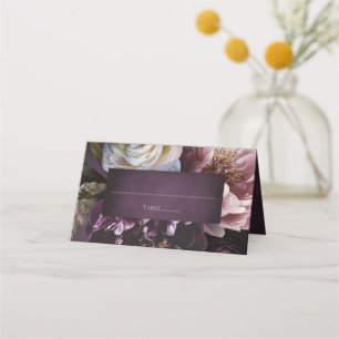 Elegante maximalistische lila Blumenhochzeit Platzkarte