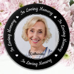 Elegante Memorial zum Thema Erinnerung Button<br><div class="desc">Ehre deinen Lieben mit einem speziellen Foto-Gedenkknopf für Beerdigung. Diese einzigartige Gedenktafel ist das perfekte Geschenk für sich selbst, Familie oder Freunde, um Ihre Liebsten zu ehren. Wir hoffen, dass Ihr Gedenkknopf Ihnen Frieden, Freude und glückliche Erinnerungen bringt. Zitat "In Loving Memory". Anpassen mit beliebigem Foto und Name. Ideal für...</div>