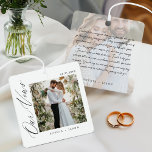 Elegante Minimal Wedding Vows Fotos Weiß Ornament Aus Metall<br><div class="desc">Liebe ist in der Luft und in jedem Detail Ihres besonderen Tages! Mit unserem personalisierten Hochzeitsgelübde-Ornament, das Ihre individuellen Fotos zeigt, können Sie das Wesentliche Ihrer herzlichen Versprechungen erfassen! Lass deine Liebe in Glanz und erschaffe einen zeitlosen Sake, der dir in jeder Ferienzeit das Herz wärmt. Sagen Sie 'I do'...</div>