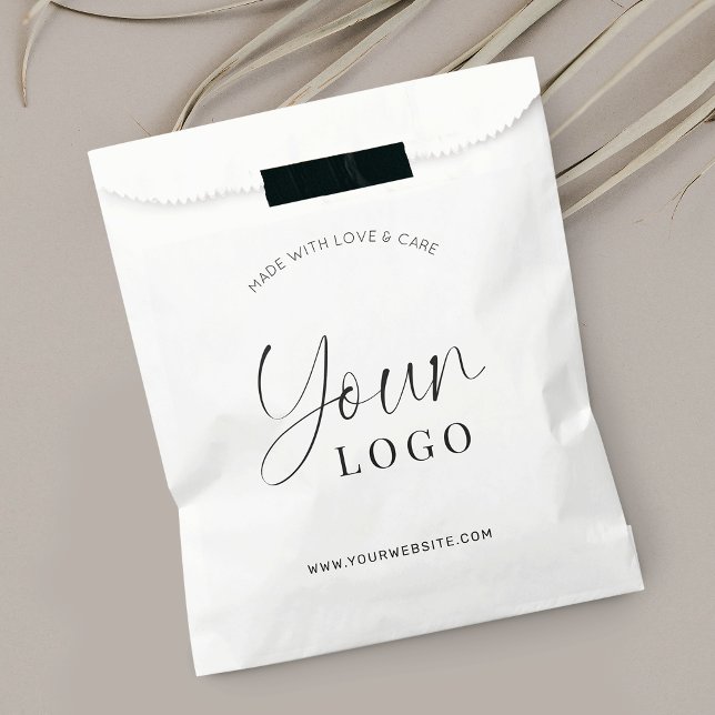 Elegante minimale Verpackungspapiere für Firmenlog Geschenktütchen (Minimalist black and white branded paper shopping bag with space for your logo)