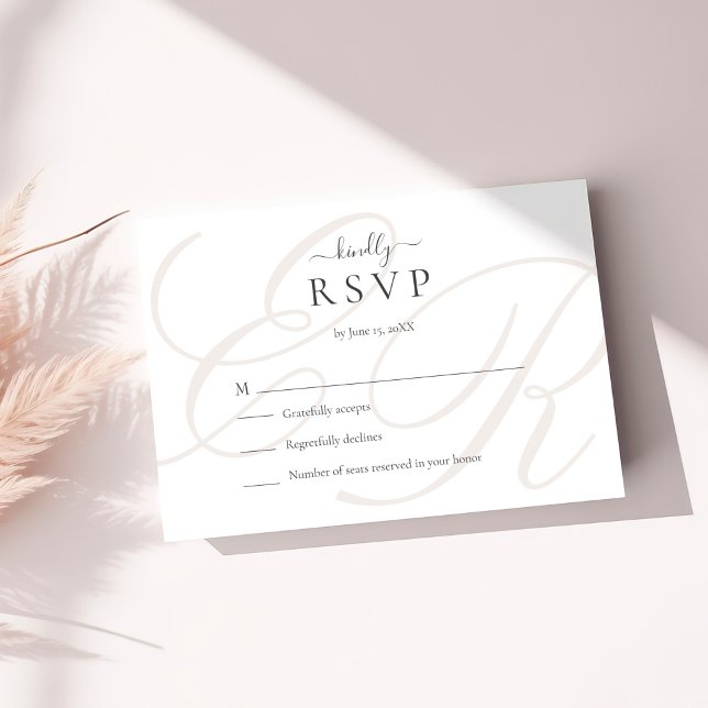 Elegante Minimalistische Beige Monogram Wedding RSVP Karte (Elgant Minimalist Beige Monogram Wedding RSVP Card on a sunny table with beige dry botanicals)