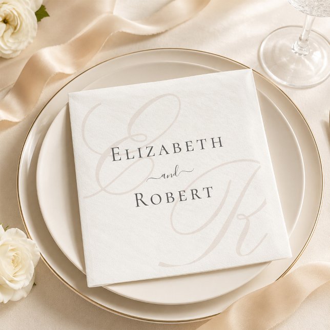 Elegante Minimalistische Beige Monogram Wedding Serviette (Minimalist Monogram Wedding Napkins on a wedding table with white flowers)