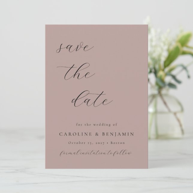 Elegante Minimalistische Dusty Mauve Calligraphy W Save The Date (Stehend Vorderseite)