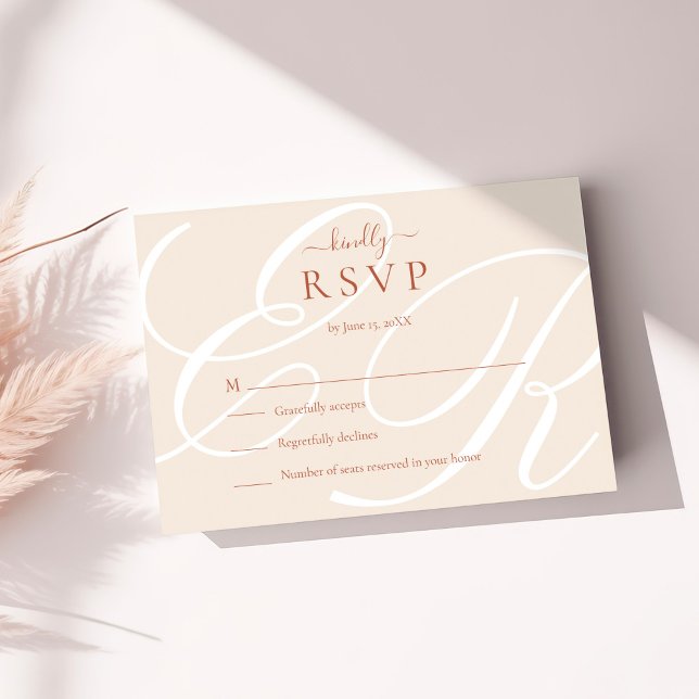 Elegante Minimalistische Terracotta Monogram Weddi RSVP Karte (Elegant Minimalist Terracotta Monogram Wedding RSVP Card on a sunny table with neutral dry botanical)