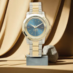 Elegante Mit Monogramm-Blue-Metallic-Uhr Armbanduhr<br><div class="desc">Elegantes Mit Monogramm Gold Blue Metallic. Diese elegante und moderne Uhr wurde mit Namensskriptitipografie entworfen, gepaart mit weißer Typografie in Gold auf einem schicken, goldblauen, gebürsteten Metallic-Hintergrund und hat Platz, um deinen Namen zu schreiben. Der Name Monogramm kann leicht personalisiert sein, um ein einzigartiges Design zu machen, das perfekte niedliche...</div>