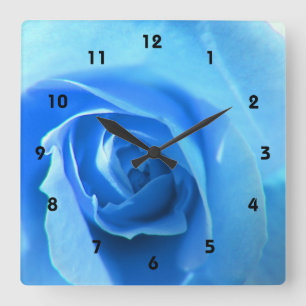 elegante, moderne, coole Blume in blauer Rose. Quadratische Wanduhr