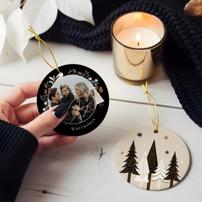 Elegante Moderne Freude Foto Evergreen Christmas T Keramik Ornament (Elegant Modern Joy Photo Evergreen Christmas Tree Ceramic Ornament)