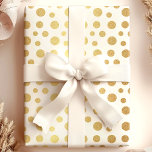 Elegante moderne Imitats Foil Polka Dots on White Geschenkpapier<br><div class="desc">Dieses elegante Verpackungspapier mit glänzenden Goldfolienpolka-Punkten auf einem knackigen,  weißen Hintergrund,  perfekt für jeden besondere Anlass. Ob Hochzeit,  Geburtstag oder Urlaubsgeschenke,  dieses luxuriöse Design fügt Ihrer Geschenkverpackung eine raffinierte und stilvolle Touch hinzu.</div>