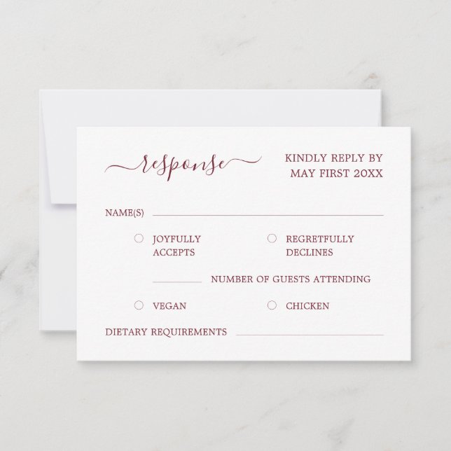 Elegante moderne Kalligrafie Burgundy Red Wedding RSVP Karte (Vorderseite)