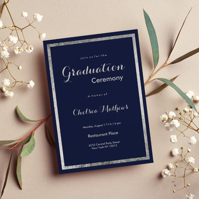 Elegante moderne marineblaue Imitate silberner Abs Einladung (Elegant modern navy blue faux silver Graduation Invitation)