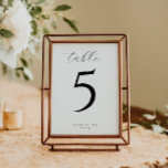 Elegante Moderne Minimalistische Hochzeit Schwarz- Tischnummer<br><div class="desc">Diese elegante Tischnummer-Karte wurde entworfen, um Ihre Hochzeit oder besondere Veranstaltungsdekoration mit einer raffinierten Touch zu bereichern. Mit einem minimalistischen Layout mit einer fetten Zahl und einer feinen Kalligraphie macht er die Tischbelegung deutlich und ergänzt dabei eine Vielzahl von Stilen, von modern bis klassisch. Personalisieren Sie die Namen und das...</div>