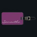 elegante, moderne schicke, trendige Monogramm lila Gepäckanhänger<br><div class="desc">Dieses atemberaubende,  ausgeklügelte Design zeichnet sich durch Ihren Namen oder jeden beliebigen benutzerdefinierten Text aus,  der in einem hellen Stahlgrau auf einem soliden lila Hintergrund gehalten ist.</div>
