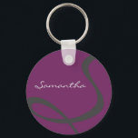 elegante, moderne schicke, trendige Monogramm lila Schlüsselanhänger<br><div class="desc">Dieses atemberaubende,  raffinierte Design zeichnet Ihr Monogramm in Stahlgrau auf einem soliden Pflaumenhintergrund aus. Dieses elegante Design in einer zeitgenössischen Präsentation macht das perfekte Geschenk für die stilvolle Frau.</div>
