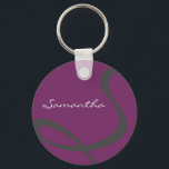 elegante, moderne schicke, trendige Monogramm lila Schlüsselanhänger<br><div class="desc">Dieses atemberaubende,  raffinierte Design zeichnet Ihr Monogramm in Stahlgrau auf einem soliden Pflaumenhintergrund aus. Dieses elegante Design in einer zeitgenössischen Präsentation macht das perfekte Geschenk für die stilvolle Frau.</div>