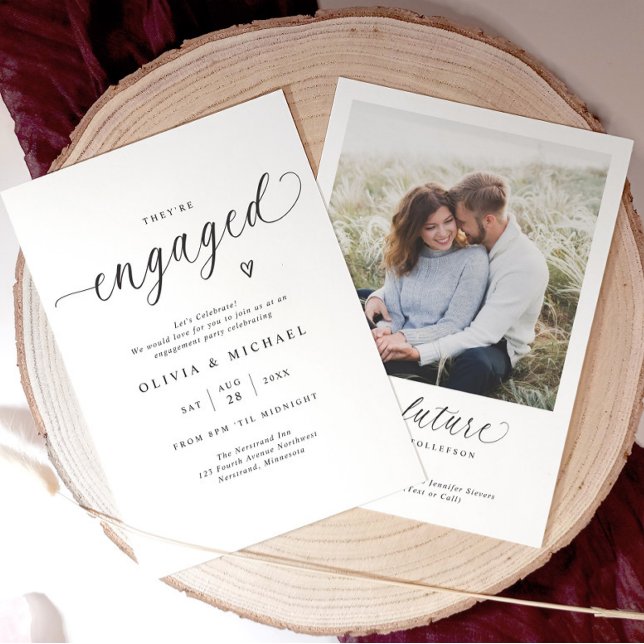Elegante moderne Schreibschrift zur Verlobungsfeie Einladung (Elegant black and white engagement party invitation with modern minimalist script and couple’s photo)