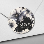 Elegante Moderne Schwarz-weiße Blumenhochzeit Runder Aufkleber<br><div class="desc">Niedliches und schlichtes modernes Hochzeitsdesign in Schwarz-Weiß-Blume. Klassisch aber skurril mit schwarz, grau und cremefarbenen Blume mit schwarzen Schriftart und modernen Schriftzeichen. Bearbeiten Sie den gesamten Text zu Ihren eigenen Informationen. Sie können sogar die Hintergrundfarbe auf alles ändern, was Sie gewollt haben! Ich habe auch andere ähnliche Stile in diesem...</div>