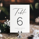 Elegante, moderne skriptminimalistische Hochzeit Tischnummer<br><div class="desc">Moderne Tischskripte minimalistisches Design in Holzkohle schwarz und weiß,  einfach und elegant. Ideal für moderne Hochzeiten oder Veranstaltungen. Sehen Sie sich alle passenden Stücke in der Sammlung an.</div>