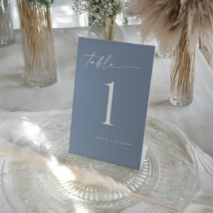 Elegante moderne staubblaue Hochzeitstisch-Nummern Sockelschild