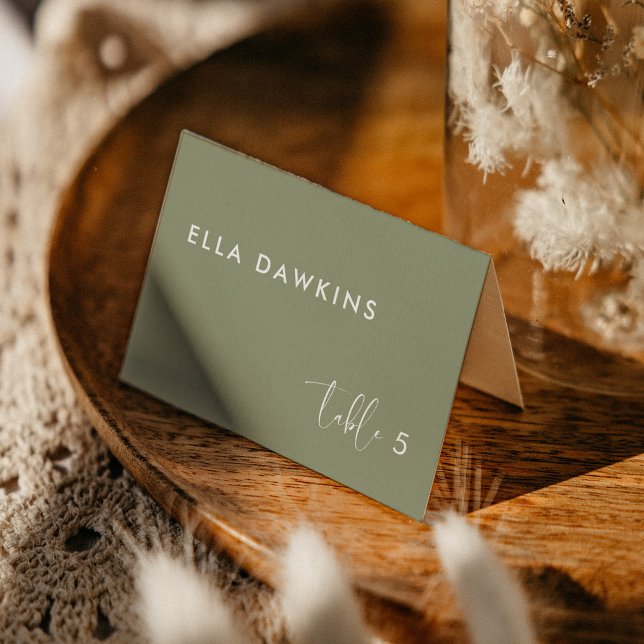 Elegante moderne waldgrüne Platzkarte Tischnummer (Folded sage green wedding place card)