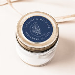 Elegante Mond- und Sternenflotte-Gastgeschenk Hoch Runder Aufkleber<br><div class="desc">Fügen Sie Ihren Umschlägen, Gastgeschenke Hochzeiten und vielem mehr eine personalisierte Touch mit diesen eleganten Hochzeitsaufklebern der Marine und der Sterne hinzu. Das Design zeigt eine weiße Linie Kunstdarstellung eines Mondes, der mit Sternen und Blattwerk auf einem marinen Hintergrund verziert ist. Ihre Namen und Ihr Hochzeitstermin werden in weißer Schrift...</div>