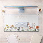 Elegante Monogram Aquarellfarben-Wildblume Schreibtischunterlage<br><div class="desc">Elegante Monogram Watercolor Wildblume Floral Desk Mat perfekt als Geschenk für Freunde oder Kollegen.</div>