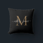 Elegante Monogram Black Gold Script-Namen Hochzeit Kissen<br><div class="desc">Chic mit Monogramm Sake-Kissen mit Ihren Namen und Monogramm in weißer eleganter handgeschriebener Schrift Kalligraphie und goldener moderner Typografie auf schwarzem Hintergrund. Fügen Sie einfach Ihre Namen und Monogramm hinzu. Exklusiv für Sie entworfen von Happy Dolphin Studio. Wenn Sie Hilfe oder passende Produkte benötigen, kontaktieren Sie uns bitte unter happydolphinstudio@outlook.com....</div>