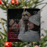 Elegante Monogram Couple Foto Weihnachtszeit Keram Keramikornament<br><div class="desc">Einige Weihnachtsschmuck mit einem dunkelschwarzen Overlay,  den Initialen in der rechten oberen Ecke,  den Namen und einem modernen Relationship Liebe Zitat.</div>