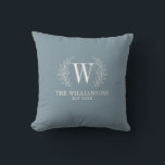 Elegante Monogram Dusty Blue Familienname Kissen<br><div class="desc">Dieses blaue und weiße Kissen ist mit einem Lorbeerblatt Monogramm, Ihrem Namen und Ihrem Hochzeitstag dekoriert. Eine gemütliche Ergänzung zu Ihrer Wohngestaltung. Es ist ein idealer Ort für Hochzeiten und Jubiläen. Personalisieren Sie es mit Ihrem Anfangs-, Namen- und Hochzeitsdatum. Es gibt eine Vielzahl von Farben. Entworfen für Sie von BlackBerry...</div>
