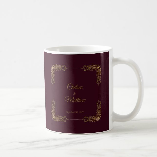 Elegante Monogram Gold & Burgundy Lace Wedding Tas Kaffeetasse (Rechts)