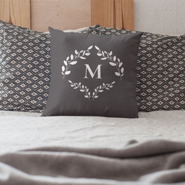 Elegante Monogram Laurel Blätter Wappen Custom Kissen (Master bedroom Monogram laurel leaves wreath accent pillow)