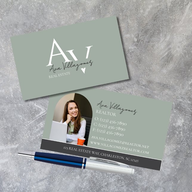 Elegante Monogram Logo Grün Beruflich Visitenkarte (Elegant and professional agent business card that makes a great first impression!)