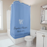Elegante Monogram & Names Light Blue Gray Black Duschvorhang<br><div class="desc">Macht ein schönes Hochzeitsgeschenk. Eleganter Monogram & Names Light Blue Gray Black Duwer Vorhang. Eleganter personalisierter hellblau und hellgrau mit Monogramm Duschvorhang. Coole klassische Schrift für das Monogramm Initial, die Namen der Braut und des Bräutigams und das Hochzeitdatum auf hellblauem Hintergrund. Sehr nützliches Geschenk für frisch gezapfte oder schön für...</div>