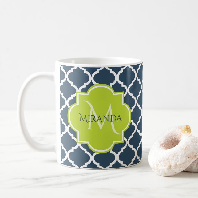 Elegante Monogram Navy Green Quatrefolie und Name Tasse (Mit Donut)
