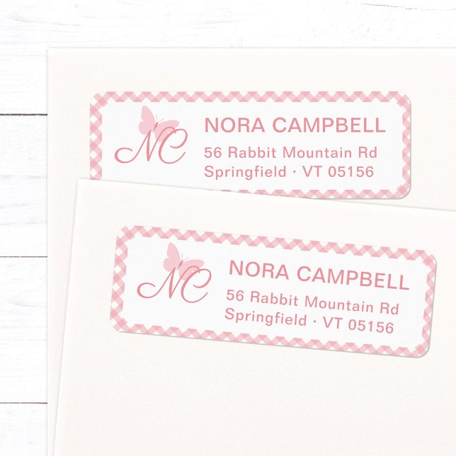 Elegante Monogram Peach Pink Gingham Rücksendeadre (Elegant butterfly monogram return address label in peach pink with a gingham checkered background.)