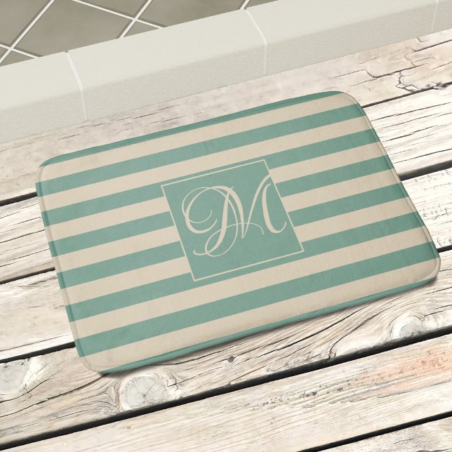 Elegante Monogram Türkis Cream Stripes Coastal Badematte (Add your initial to this elegant coastal style bath mat)