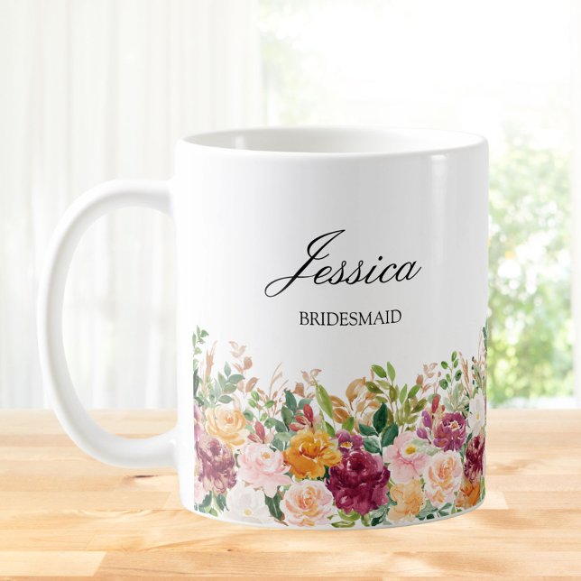 Elegante Monogram Watercolor Rose Blume Bridesmaid Kaffeetasse (In situ)