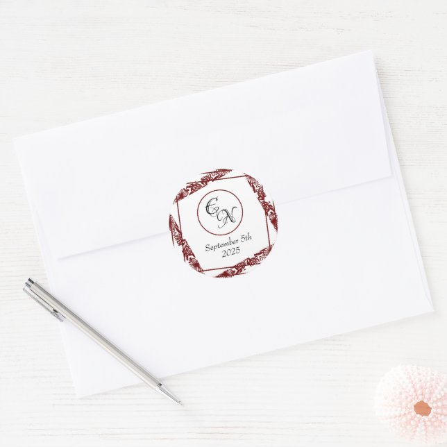 Elegante Monogram Wedding Maroon Round Stickers (Umschlag)