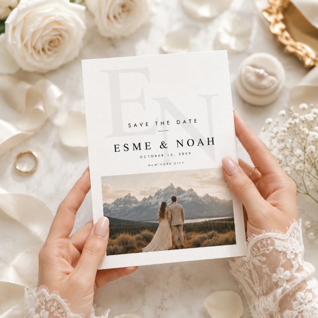 Elegante Monogramm-Bergpaar-Foto Save The Date (Von Creator hochgeladen)