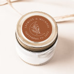 Elegante Monte und Sterne Gastgeschenk Hochzeit Runder Aufkleber<br><div class="desc">Fügen Sie Ihren Umschlägen,  Gastgeschenke Hochzeiten und vielem mehr eine personalisierte Touch mit diesen Terracotta-Hochzeitsaufklebern aus Elegant Moon and Stars hinzu. Das Design zeigt eine helle cremefarbene Kunstdarstellung eines Mondes,  der mit Sternen und Blattwerk auf Terrakotta-Hintergrund verziert ist. Ihre Namen und Ihr Hochzeitstermin werden in cremefarbenen Buchstaben angezeigt.</div>