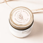 Elegante Monte und Sterne Gastgeschenk Hochzeit Runder Aufkleber<br><div class="desc">Fügen Sie Ihren Umschlägen,  Gastgeschenke Hochzeiten und vielem mehr eine personalisierte Touch mit diesen Terracotta-Hochzeitsaufklebern aus Elegant Moon and Stars hinzu. Das Design ist mit einer Terracotta Linie Kunstdarstellung eines Mondes mit Sternen und Blättern auf einem cremefarbenen Hintergrund verziert. Ihre Namen und Ihr Hochzeitstermin werden in Terrakotta-Schrift angezeigt.</div>