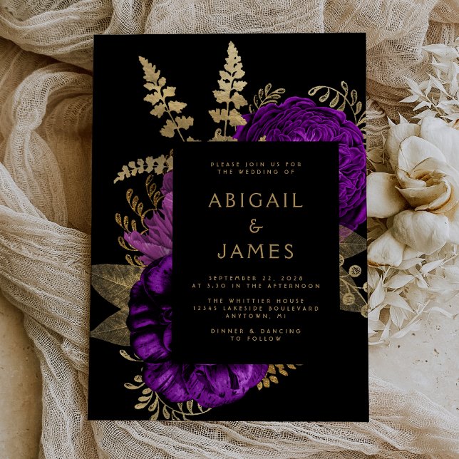 Elegante Moody Dark Floral Lila Gold Wedding Einladung (The perfect choice for a romantic purple and gold themed wedding.)