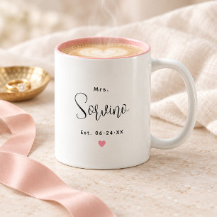 Elegante Mrs Script Pink Hochzeitsmonogramm Zweifarbige Tasse