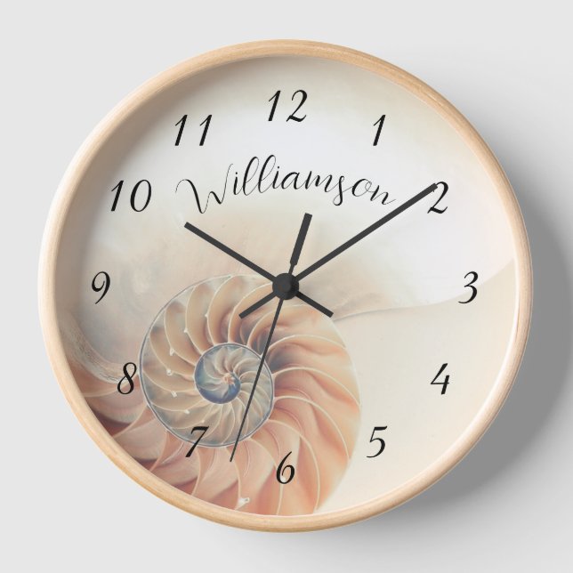 Elegante Muschel Beige Familienname Küste Uhr (Vorderseite)