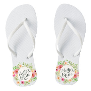 Elegante Mutter der Braut-Hochzeit drehen Flip Flops